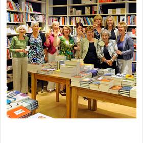 De dames van boekhandel Deutekom. Zesde van links: Ton Deutekom (eigenaar) neemt afscheid.
