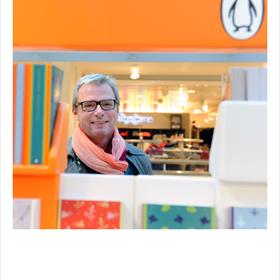 Sjaal in bijpassende tint - want we zijn wel in De Bijenkorf, natuurlijk. Adri Visser (administratie Penguin Books Benelux).