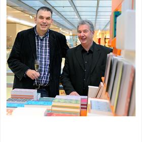 Twee fleurige heren aan de appelprik: Eric Vonk (wholesale accountmanager CB Logistics), Rob Oud (accountmanager Penguin Books Benelux).