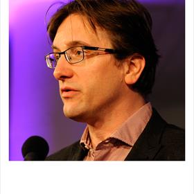 Even serieus - Karl van den Broeck (jurylid 2012,&#160;chef boeken De Morgen) spreekt laudatio.