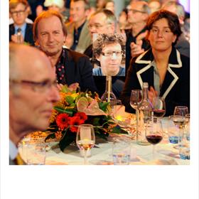 In Grunbergstijl aanwezig - Vic van de Reijt (uitgever Nijgh &amp; Van Ditmar), Arnon Grunberg (genomineerd met &#39;De man zonder ziekte&#39;), Paulien&#160; Loerts (algemeen directeur van de uitgeverijen op Singel 262).