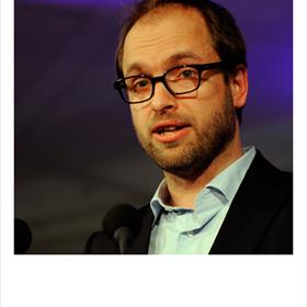 Even serieus - Maarten Dessing (jurylid 2012, literair journalist) leest laudatio.