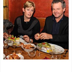 In Antwerpen zit men al aan de gamba&#39;s, in café Zurich: Leonie van der Zee (verkoop binnendienst De Geus) en&#160;Herman Looman (inkoper De Slegte).