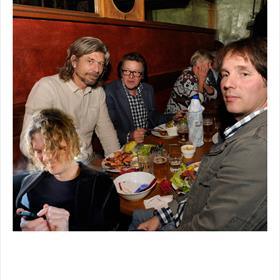 Wat doet die man toch?&#160;Ronnie Terpstra (boekenvakker te Leeuwarden) twittert. Gezellig.