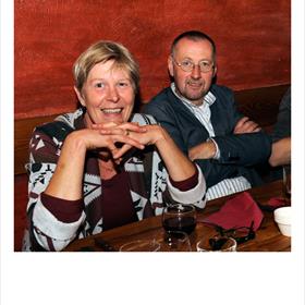 Wij hebben er zin in.&#160;Trieke Scholtens (inkoopster boekhandel Stumpel, Hoorn) en Hans Loeve (Het paard van Troje, Ede).