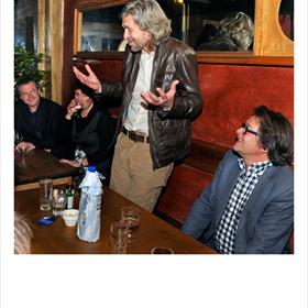 Karl Ove Knausgard (auteur) dankt de boekverkopers voor hun komst. Helemaal uit Friesland zelfs! Het is bijna niet te bevatten.