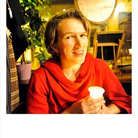 Een Verlichte Nele Hendrickx (hoofdredacteur&#160;De Geus).