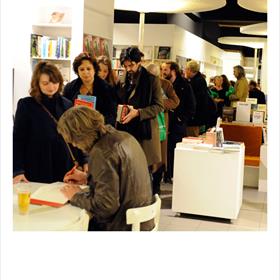 Na afloop signeren op de begane grond. Natascha Tijans (boekhandel Broekhuis) staat wél netjes in de rij.