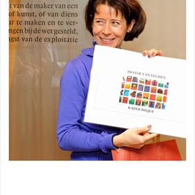 Van de collega&#39;s voor Paula Vrolijk (scheidend secretaris GAU): een bon voor een tas van Hester van Eeghen.