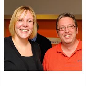 Bij&#160;de backoffice is de sfeer gelukkig wat gemoedelijker. Bianca Wiegman (administrateur NUV), Mark van Duin (algemene zaken en IT, NUV.