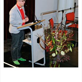 Jasje, dasje en de mooiste schoenen van het bal - Arno Koek (boekhandel Blokker, Heemstede) is de spreekstalmeester van de avond.