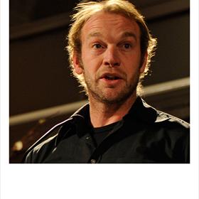 Jan van Mersbergen (Cossee-auteur) leest&#160;namens de Venlose carnavalvereniging - Det &#39;t genne pas mier haet!