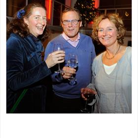 &#39;Éigenlijk ben ik het allerliefst coachend redacteur,&#39; bekent Beppie de Rooy (uitgever, Uitgeverij Mozaiek) aan&#160;Jan Lanting (partner van Marina) en Marina Lanting (eigenaar boekhandel Roodbeen, Nijkerk).