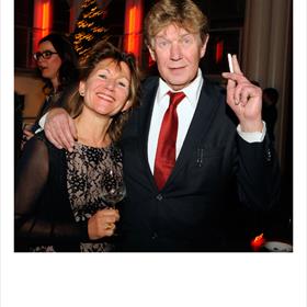 Alles onder handbereik: liefde en een sigaret. Liesbeth de Vries (uitgever, Uitgeverij Lias), Wim Bosch (winkelchef/boekverkoper boekhandel Pegasus, Amsterdam).