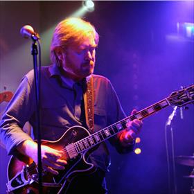 R.J. (Roger Jon) Ellory, thrillerauteur,&#160;leadgitarist en eregast bij de Crimezone Thriller Award.