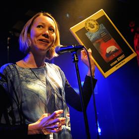 Melissa van der Wagt&#160; (uitgever Cargo) met prijs voor beste thrillerdebuut: Waarheen je ook vlucht van Elizabeth Haynes. 