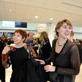 Winnaars van de Gouden Tulp voor &#39;Zoet &amp; Zout&#39;: Tracy Metz (auteur), Barbara van Kooij (uitgever kunst NAI).