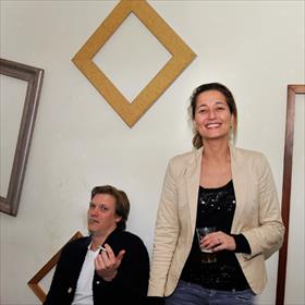Alles voor de zaak - zelfs het rookhok in. Valentine van der Lande (oprichter TenPages.com).