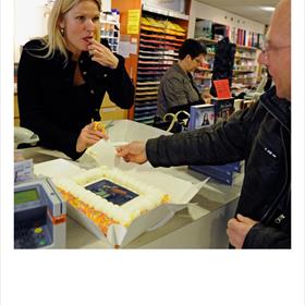 Dan komt het boek in handen van&#160;de boekhandelaar: Daan van der Valk.