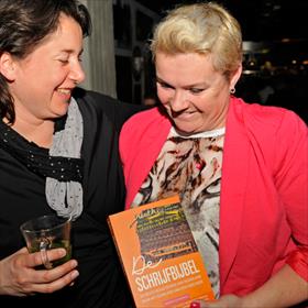 Claudia van der Werf (aquirerend redacteur De Fontein) prijst Gabina Veltkamp (Aquarius boekverkoop).