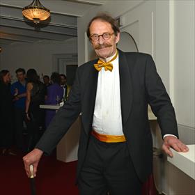 Willem Donkers (uitgeversmaatschappij Ad. Donker) met de wandelstok waarvan de kop nog door zijn betovergrootvader zelf is gesneden.