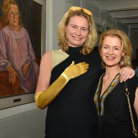 Merel Heimens Visser (directeur Stichting Lezen &amp; Schrijven), Melanie Zwartjes (uitgever Terra Lannoo) voor het portret van actrice Ank van der Moer.