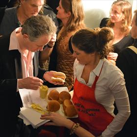Elders in het gebouw lepelt Victor Schifferli (auteur) mosterd op zijn croquette.
