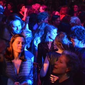 House. Gezellig. Op voorgrond: Emmelie Muijsers (Podium), Mizzi van der Pluijm (Atlas Contact)