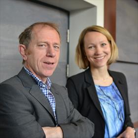 Leon Verschoor (verkoop coördinator De Bezige Bij), Melissa van der Wagt (uitgever Cargo/De Bezige Bij).