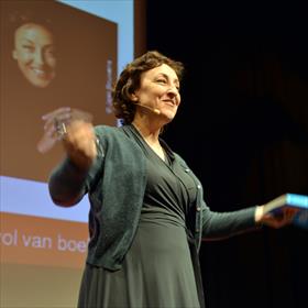 Karin Bruers (comedienne) presenteert de dag, en leest voor uit haar boek &#39;Brigadier Oversteekmoeder&#39; (Lebowski).
