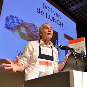 Een blije Jean-Christophe Boele van Hensbroek (uitgeverij Lemniscaat) met fraai schort.