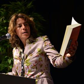 Zo&#39;n boek is ook zonder leesbril nog heel goed te doen. Caroline Damwijk (directeur Libris Blz).