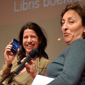 Isa Hoes (actrice) schreef met Barry Atsma (acteur, aan de telefoon) &#39;Doordraven en overeind blijven&#39; (Artemis &amp; Co).