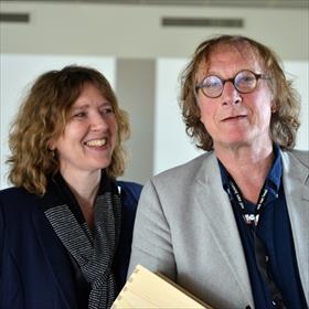Marie-Anne van Wijnen (uitgeverij De Kring) met auteur Thomas Verbogt (&#39;Kleur van geluk&#39;).