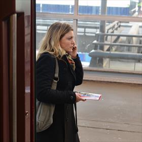Perron 15a. Tijd voor de boekpresentatie Tour d&#39;Alain. Rennen! Ruth Visser (public relations Dutch Media).