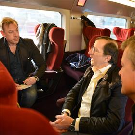 Auteur en masterchef&#160;Alain Caron geeft interviewtje aan Tom Kellerhuis (Het Parool). Rechts Arjan Weenink (uitgever Carrera).