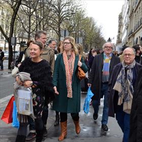 Bovengronds op de Champs d&#39;Elysée. Maartje Stuive (Kookschool Keizer Culinair), Arjan Weenink, Jet van Schooten (De Telegraaf), Will Jansen, Joop Braakhekke