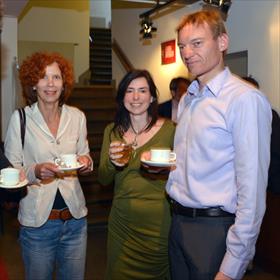 Late lobby? Gerri Reimert (redacteur Kluwermanagement.nl) heft het kopje met Judy Bos (partner van) en&#160;een zwijgzame Jan Jacob Bos (jurylid).