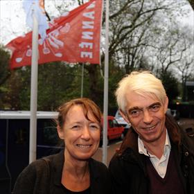 Dat wordt consequent doorgevoerd. Marcella van der Velde (actrice) geeft leiding aan het &#39;telefoonteam&#39;.