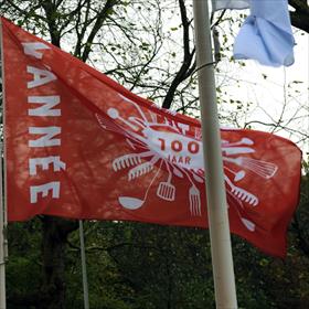Het motto: &#39;Een boek helpt&#39;. De sculptuur voor de winnaar is van beeldhouwster Riky van Lint.