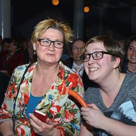 Maartje Verheezen (stagiair) deelt haar Duitse Wurst graag met Monique Bransen (public relations, uitgeverij Haystack).