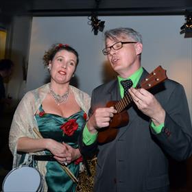 Bescheiden muzikale omlijsting. Maar loepzuiver.
