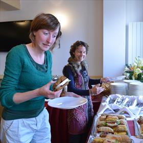 Elise Walinga en Karen van der Veen (boekhandel Riemer en Walinga) testen de - overigens zeer smakelijke - broodjes.