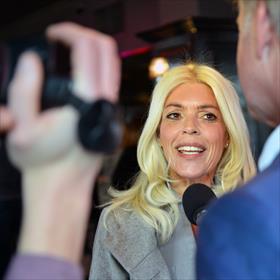 Entre nous: Judith Osborn (BN&#39;er, modeontwerper, partner van auteur Bert van der Veer) babbelt met de pers.