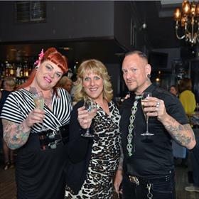 Marion Lispet en Marcel Alberti (Wicked entertainment). In het midden&#160;Bianca Otten (artiestenmanager, Entertainment-nl).