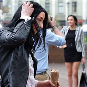 Elle Bandita (rockstar) moet even wachten met het bosje tulpen voor Patries tot haar vriendin is uitgeposeerd.