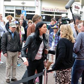 Er valt een hoop te zien. Aankomst Elle Bandita (rockstar).