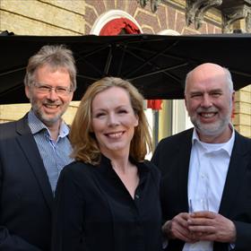 Een waardige entourage voor Esther Gerritsen (genomineerde auteur): Ad van den Kieboom (fondsredacteur),&#160;Eric Visser (directeur/uitgever De Geus).