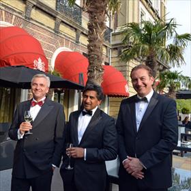 Het welkomstcomité? Ja en nee. Harry Bruijniks (directievoorzitter), Kenaad Tewarie (financieel directeur), Steve Evers (directeur Formules) zijn van Euretco, de nieuwe eigenaar van Libris.