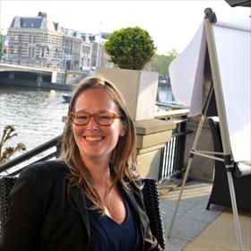 Alsof ze nooit anders doet op een warme maandagavond - Eline Rupert (boekhandel Den Boer, Baarn).